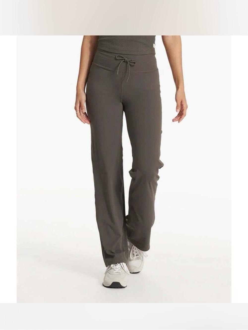 Vuori Women's Daily Wideleg Pants in Oregano Size Medium